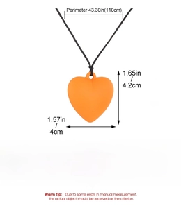 Tableau des tailles détaillé pour le collier cœur en résine orange de 4,2 cm et specs