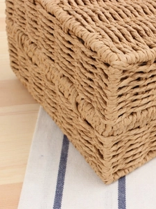 Sac à main en paille tressée avec poignée en perles de bois et fermoir en métal été