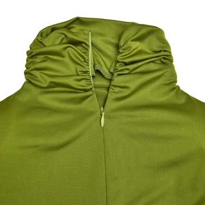 Détail d'une robe verte à col montant montrant la maille, plis et zip invisible