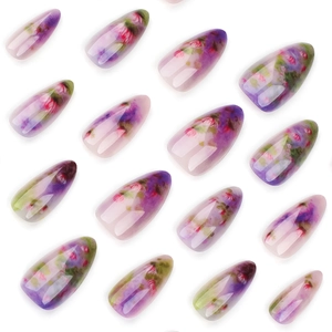 Faux ongles amande courts avec motifs de fleurs de lotus à l'aquarelle violet et vert