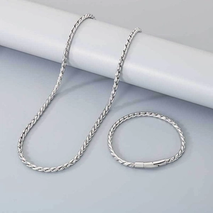 Détail de l'ensemble collier et bracelet à chaîne dragon argentée 4mm sur fond gris