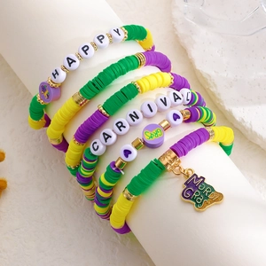 Λεπτομέρεια από βραχιόλια Mardi Gras με γράμματα Happy Carnival και σμάλτο μενταγιόν
