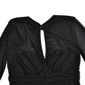 Nahaufnahme des schwarzen Netz-Langarmkleids mit Ausschnitt und gerafftem Brustdetail