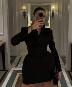 Dettaglio dell'abito blazer nero sciancrato con tessuti misti e design a vita sottile