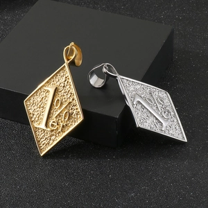 Pendentifs losange en acier doré et argenté avec motif 1%er et texture en relief