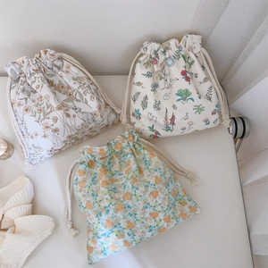 Lot de trois pochettes en coton à cordon avec motifs floraux et imprimés petits lapins