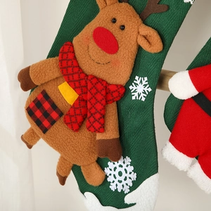 Weihnachtssocke mit braunem Plüschrentier und Strickmuster auf grünem Hintergrund