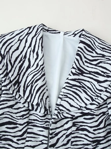 Close-up van zebrapatroon met diagonale twill-textuur en details van de kraag