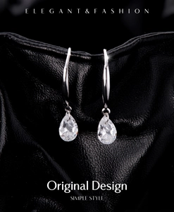 Détail de boucles d'oreilles s925 en argent avec cristaux facettés sur cuir noir
