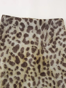 Gros plan de la jupe en tulle léopard montrant la texture et la taille