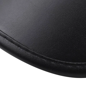 Macro de la texture en cuir PU noir et des coutures incurvées sur une casquette plate