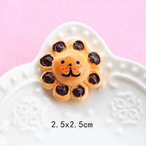 Close-up of 2.5cm resin lion-shaped dessert miniature for DIY crafts and dollhouses