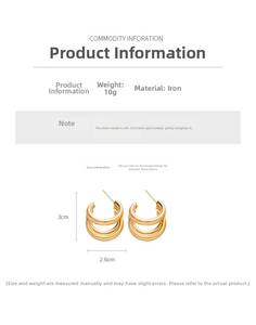 Vue détaillée de boucles d'oreilles créoles dorées multicouches avec dimensions et poids