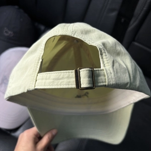 Detail der hellgelben Baseballkappe mit verstellbarer Metallschnalle und Twill-Baumwolltextur