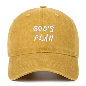Détail de la broderie 'GOD'S PLAN' sur une casquette en coton lavé jaune