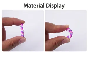 Gros plan montrant la flexibilité du marshmallow spirale coloré en argile polymère