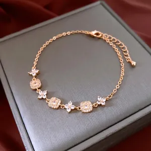 Bracelet ajustable plaqué or 18 carats avec fleurs en zircon et charmes carrés