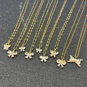 Pendentifs papillon dorés avec zircons sur un fond noir scintillant élégant