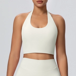 Dettaglio del set sportivo con reggiseno a lupetto avorio e leggings a vita alta
