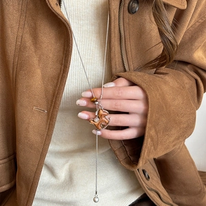 Collier avec pendentif cheval à bascule en bois vintage et cristaux sur chaîne serpent