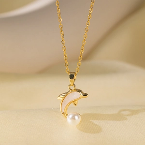 Élégant collier pendentif dauphin doré avec nacre blanche et une perle blanche ronde
