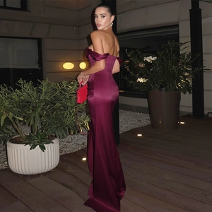 Élégante robe de soirée en satin violet foncé à épaules dénudées avec fente latérale