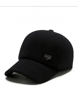 Detailansicht der Winter-Baseballkappe mit dickem Stoff und seitlichem Sport-Metalllogo