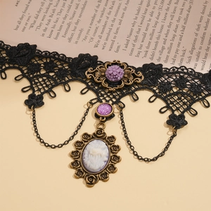 Detail eines Vintage-Gothic-Spitzenchokers mit lila Harzblume und ovalem Kamee-Anhänger