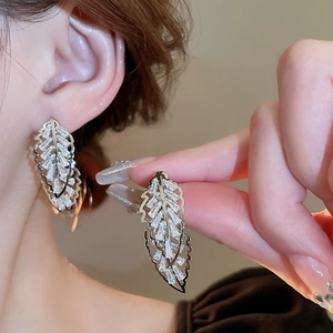 Boucles d'oreilles feuilles évidées en argent avec zircone scintillante pour femme