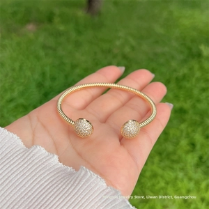 Dettaglio del bracciale rigido placcato oro 18K con terminali in pavé di zirconi