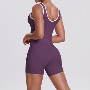 Vue arrière d'un ensemble de yoga violet avec bretelles croisées et liseré blanc