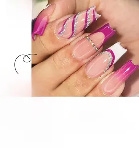 Détail d'ongles dégradés violets avec spirales argentées pailletées et strass brillants