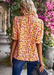 Chemisier fleuri pour femmes avec manches pétales et bouton au dos dans un cadre d'été