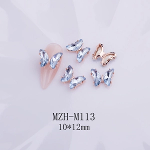 Detalle de dijes para uñas de mariposa de cristal azul de 10x12mm con base de oro rosa