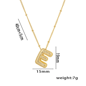 Détails du pendentif lettre E plaqué or 18K avec dimensions et spécifications