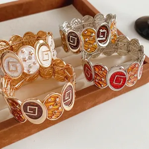 Bracelet vintage émaillé avec motif étoile et logo G sur large gourmette extensible