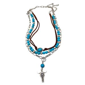Collana multistrato boho con perline turchesi e ciondolo a teschio di toro in argento