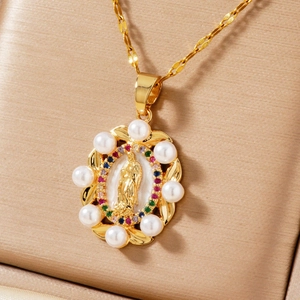 Collier Vierge Marie avec perles, zircon et chaîne dorée sur soie champagne