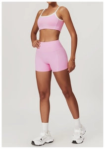 Vue détaillée du soutien-gorge de sport rose à dos en U et du short taille haute