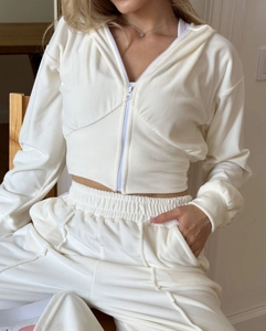 Détail du haut à capuche et pantalon en velours crème doux avec texture de tissu premium