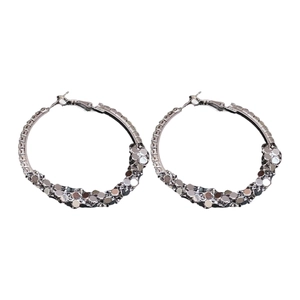 Créoles chic en argent avec paillettes et sertis de diamants pour un style luxueux