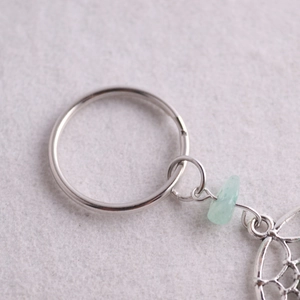 Llavero bohemio con piedra de cristal verde natural y colgante de borla con ala de plata