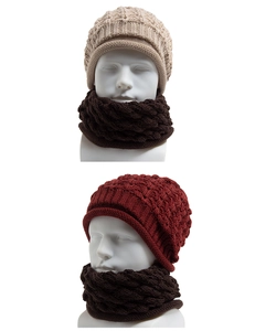 Détail de l'ensemble bonnet en maille torsadée et tour de cou en beige et bordeaux