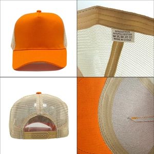 Detailansicht der orangefarbenen Trucker Cap mit atmungsaktivem Netzrücken und Snapback