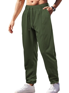 Detail einer dunkelgrünen Herren-Freizeithose mit praktischem Kordelzug-Gummibund