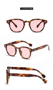 Vue en trois angles de lunettes de soleil rondes rétro léopard avec verres roses