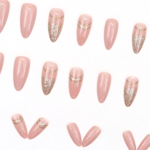Faux ongles amande rose nude élégants avec dégradé pailleté argenté et lignes dorées fines