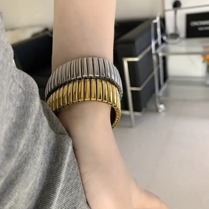 Détail de bracelets en acier inoxydable doré et argenté style bracelet de montre au poignet