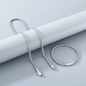 Ensemble collier et bracelet en chaîne de boîte en acier inoxydable argenté sur socle