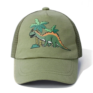 Dettaglio del cappellino a rete verde militare per bambini con stampa di dinosauro cartoon